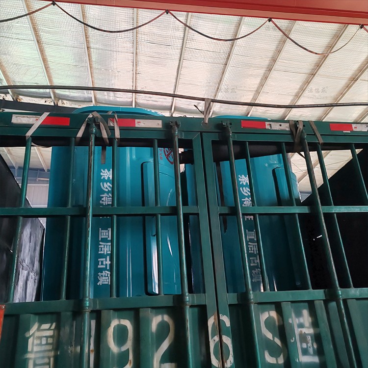 3個(gè)勾臂垃圾箱發(fā)往湖北